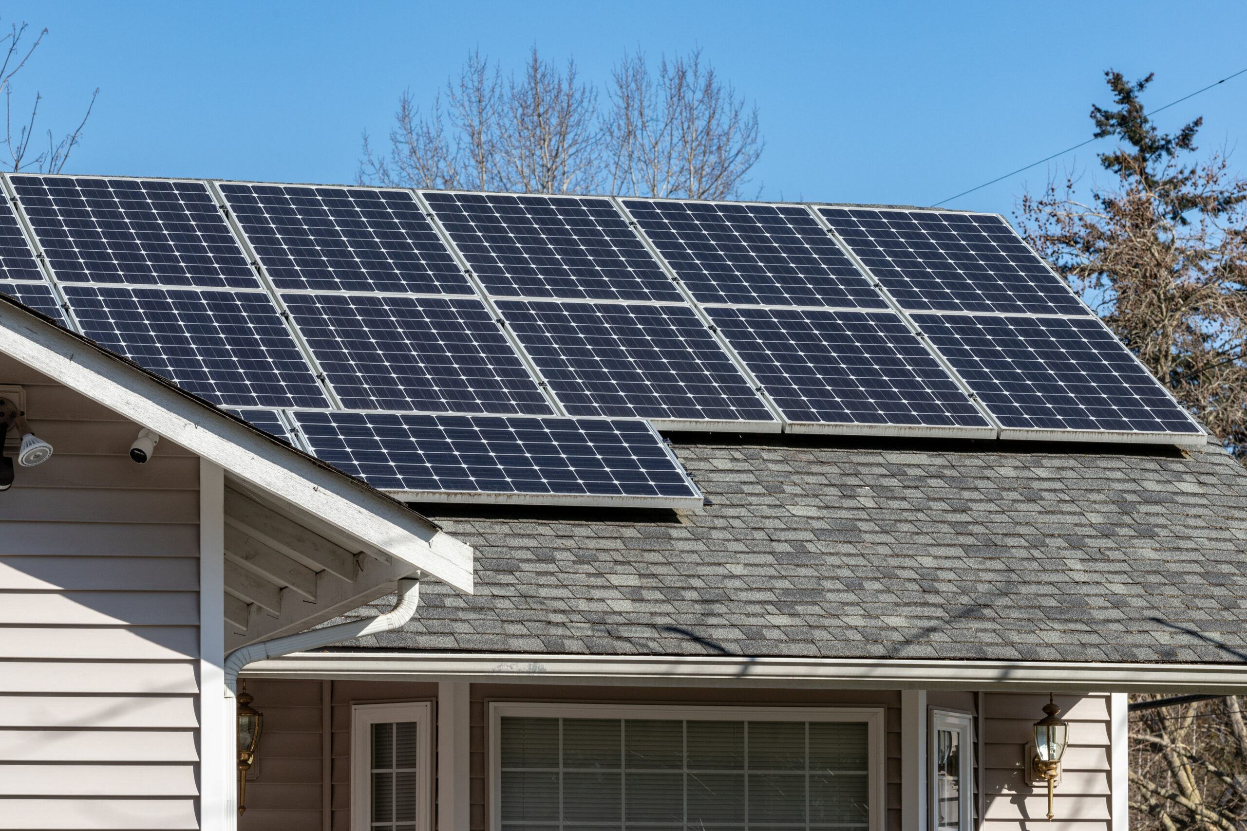 Cómo es la instalación de energía solar residencial y los beneficios que conlleva